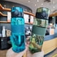 thumbnail image 4 of Botella de agua portátil para deportes al aire libre, vaso de plástico Multicolor de 500ML con asa para estudiantes, viaje al aire libre, gimnasio, 4 of 5