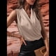 thumbnail image 4 of Blusa Elegante de Satén Cruzada con Cuello en V y Sin Mangas para Mujer Champán M, 4 of 9