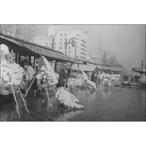 24"x36" Gallery Poster, Flower market on Avenida O'Higgins, Santiago, in June 1941