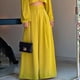 thumbnail image 4 of Traje de Dos Piezas Elegante para Mujer, con Blusa Irregular de Larga y Cintura Alta, Pantalones Anchos y Estilo Informal. Amarillo S, 4 of 5