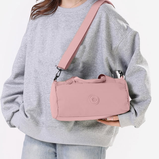 Bolso bandolera de nailon multicapa, versátil y de construcción sencilla.