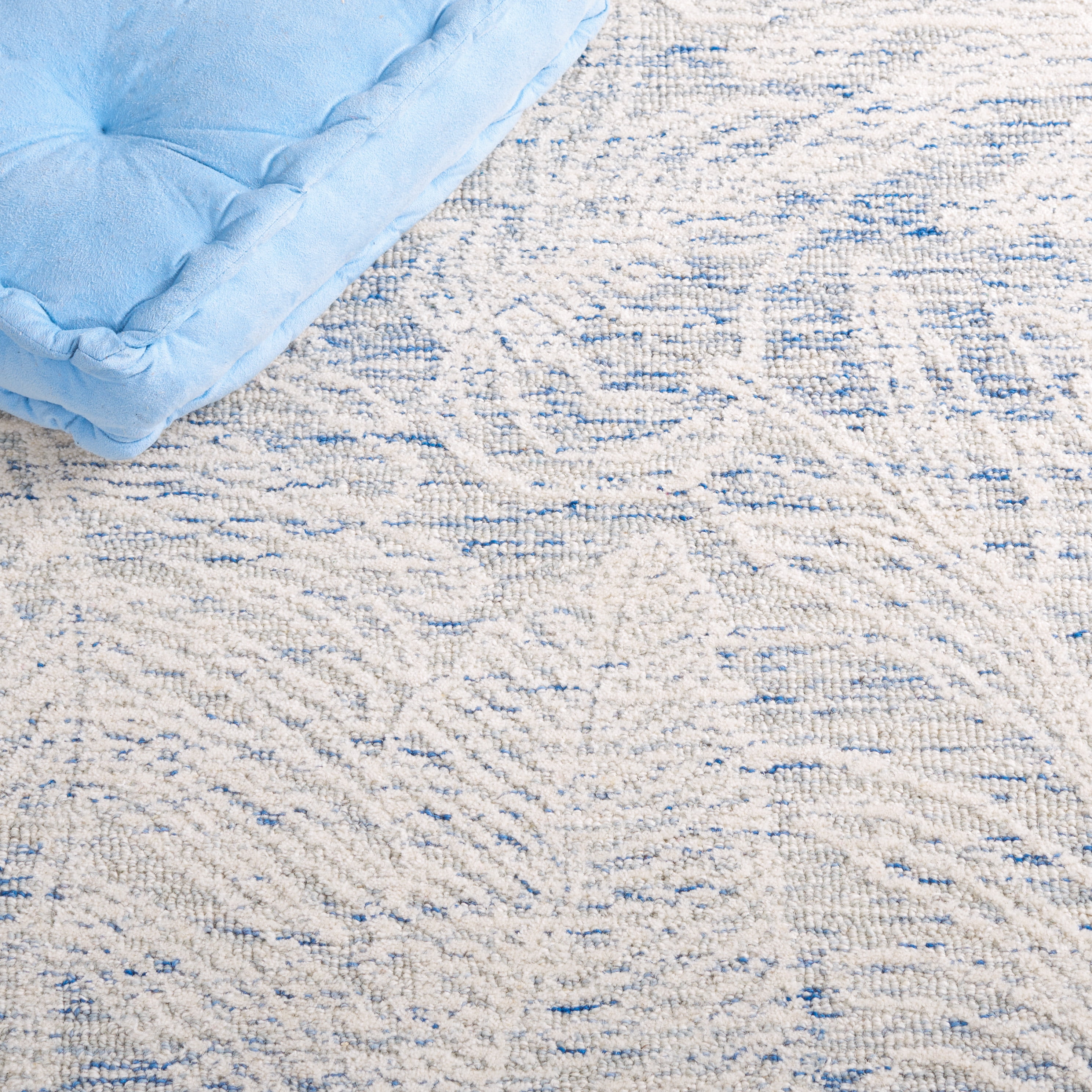 SAFAVIEH Metro Hartley Leaves Area Rug, Blue/Ivory, 4' x 6'