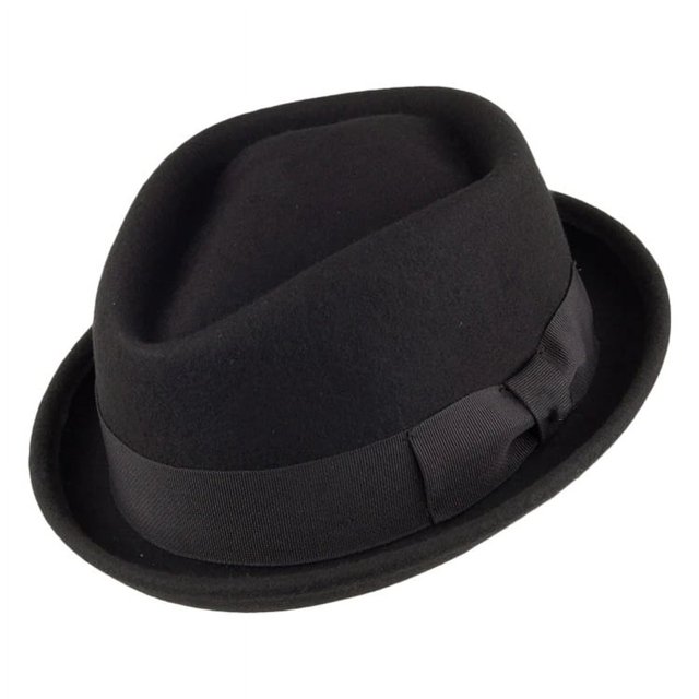 sombrero de pastel de cerdo para hombres/mujeres, sombrero de copa plana de ala corta, gorra derby de iglesia, sombrero fedora de fieltro, negro — Pork pie negro de fieltro de lana con copa plana y ala corta, cinta de grosgrain con lazo lateral, vista 3/4 sobre fondo blanco; talla 58-60 cm, marca TUNC, a menudo usado para diario, sesiones de foto y eventos al aire libre.