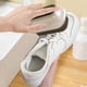 thumbnail image 4 of Cepillo para zapatos con cerdas firmes para eliminar manchas eficazmente. Multifuncional para zapatos y ropa. Mango cómodo con orificio para colgar. Plástico duradero., 4 of 6
