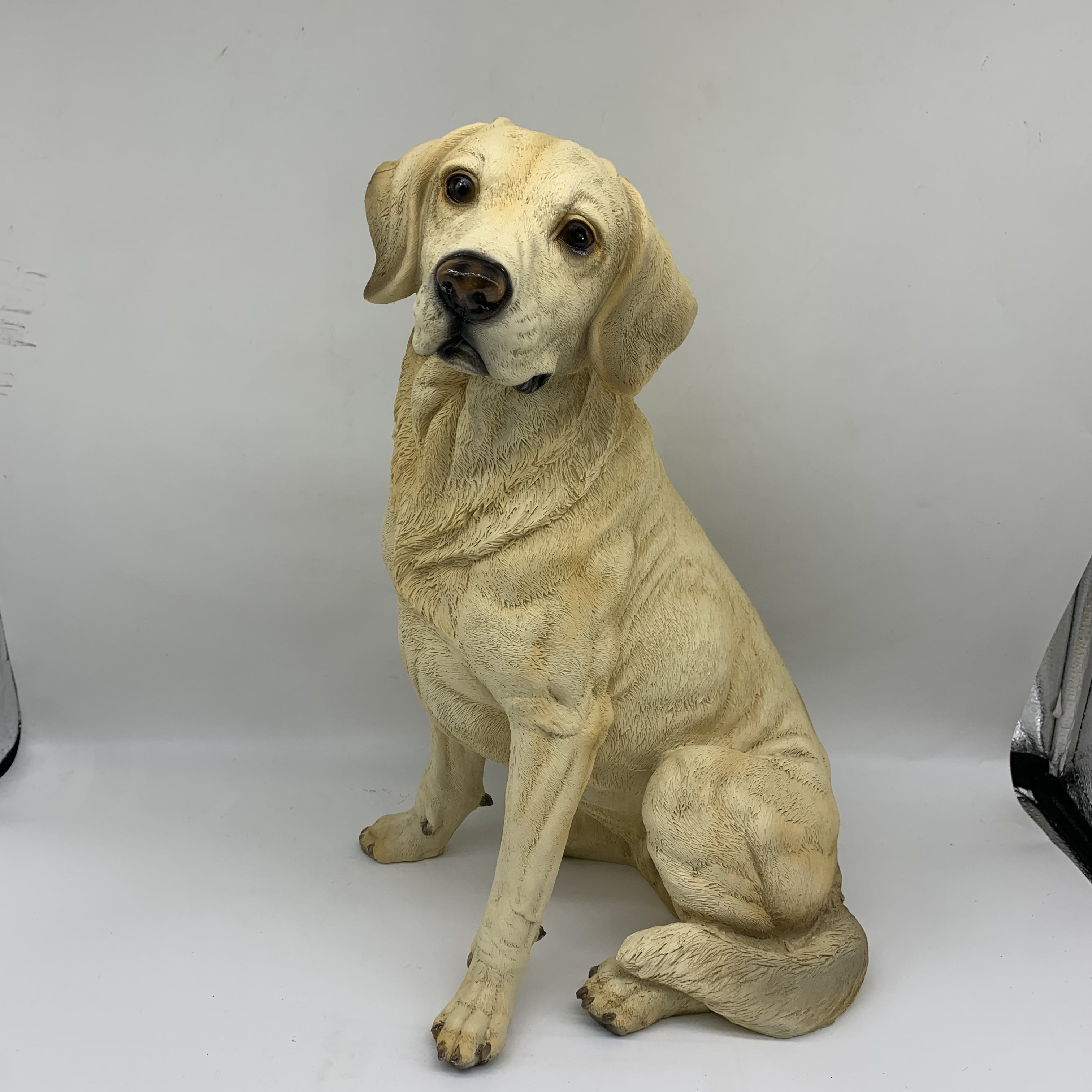 A realistic Labrador Retriever dog resin statue, a vivid and adorable garden Labrador sculpture ornament, suitable for courtyards, lawns, gardens, and other settings. A perfect gift for family, gift