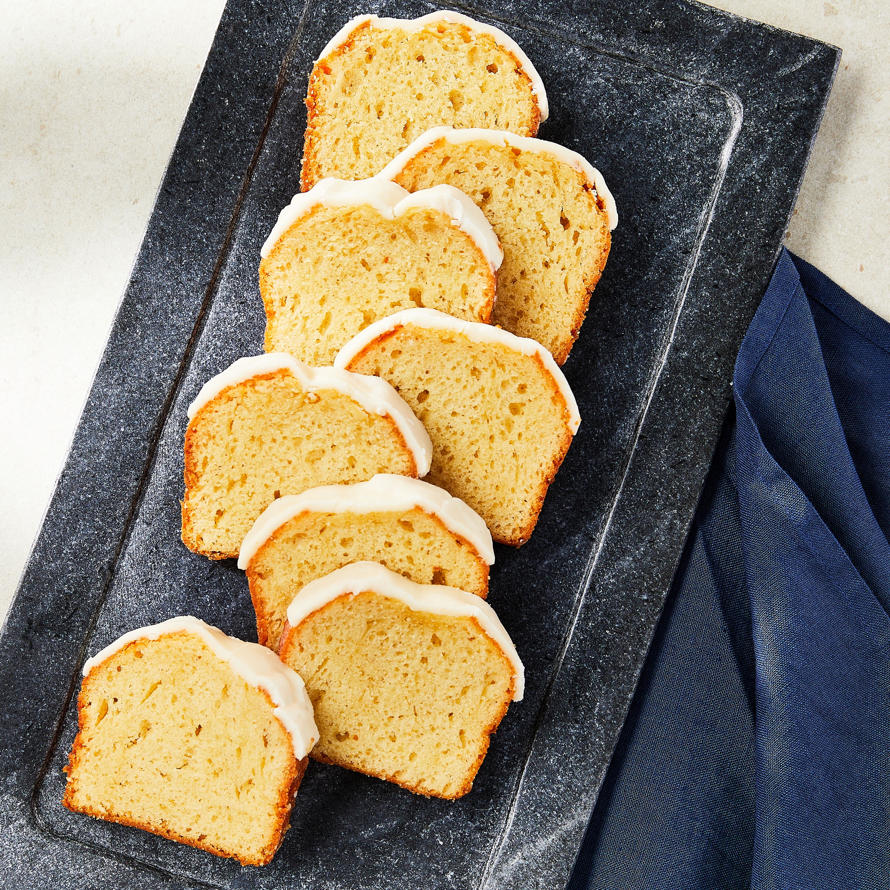 Marketside Iced Vanilla Sliced Cake, 14.1 oz, 8 Count