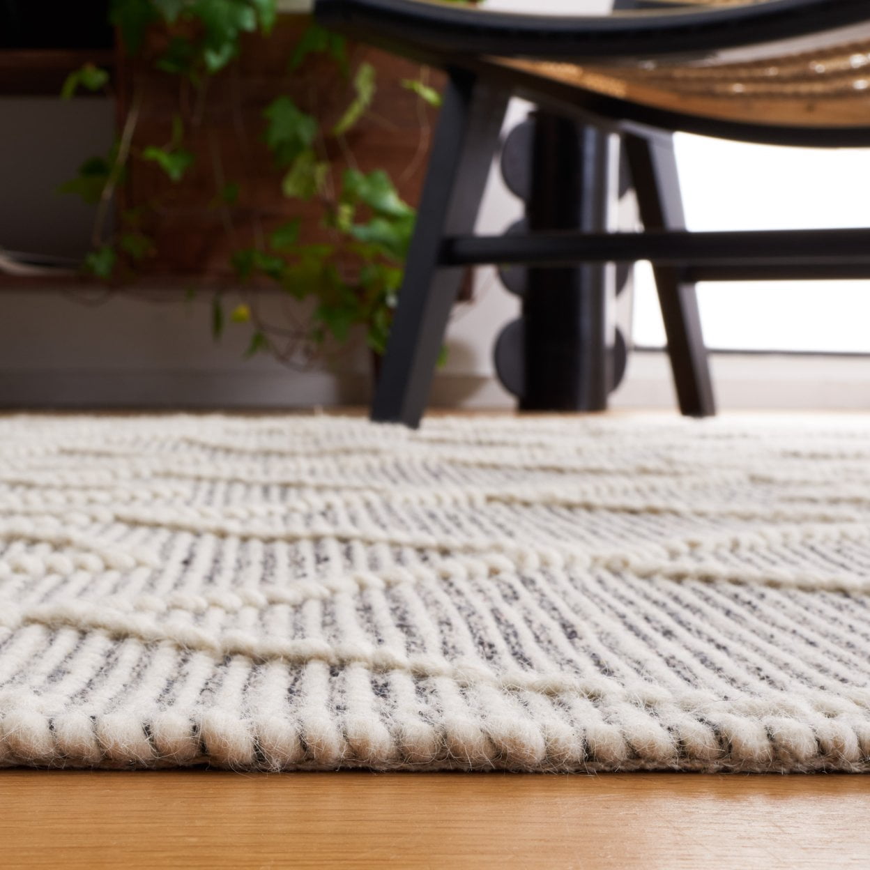 SAFAVIEH Natura Bedelia Geometric Area Rug, Ivory/Black, 4' x 6'