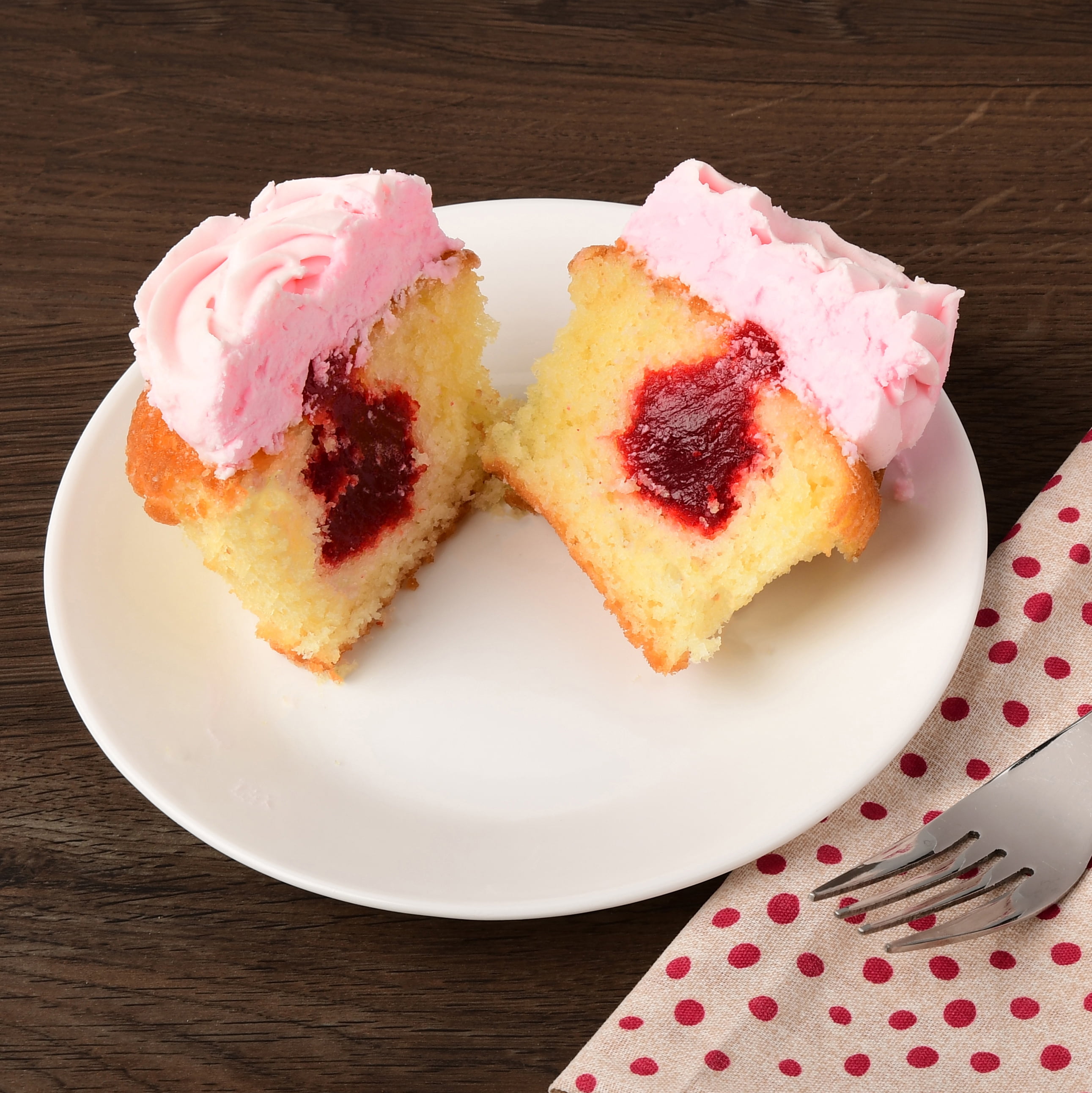 Marketside Gourmet Vanilla Cupcake with Strawberry Fruit Filling, 6 oz