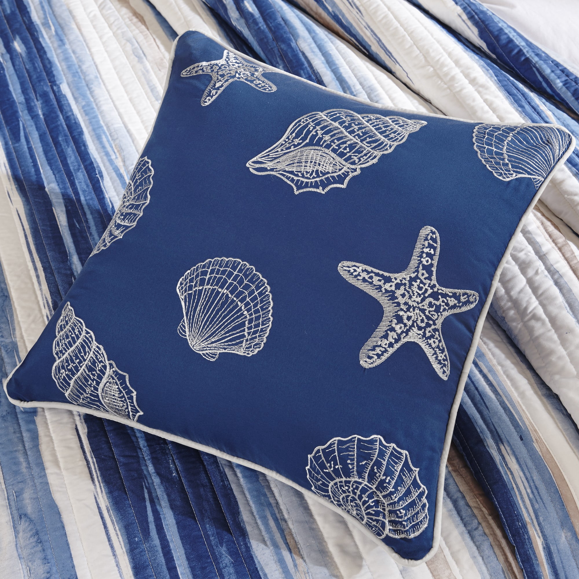 Madison Park Marina 6 Piece Printed Quilt Set with Throw Pillows in Blue