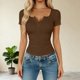 thumbnail image 3 of Mujeres Manga Corta Tops Casual Ruffle Botón V-Cuello Montado Manga Corta Superior Poliéster Ligero Suave Cómodo para la Primavera Verano Uso Diario, 3 of 5