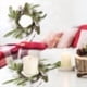 thumbnail image 1 of Guirnalda de anillos para velas navideñas con bayas rojas artificiales y agujas de cedro. Ideal para velas de pilar, centros de mesa para bodas, decoración navideña para la puerta de entrada., 1 of 7