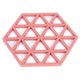 thumbnail image 2 of Juego de 4 alfombrillas resistentes al calor de TPR con rejilla hexagonal roja para uso en la mesa del comedor y la cocina, protegen las superficies de platos y tazas calientes, 2 of 8