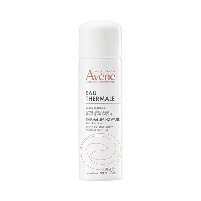 agua termal avene de 50 ml frasco blanco frontal de 50 ml con logo Avene y texto 'Eau Thermale', envase cilíndrico con tapa y gráfico lineal en la base; según especificaciones ayuda a calmar irritaciones y piel sensible, adecuada para llevar en viajes cortos.