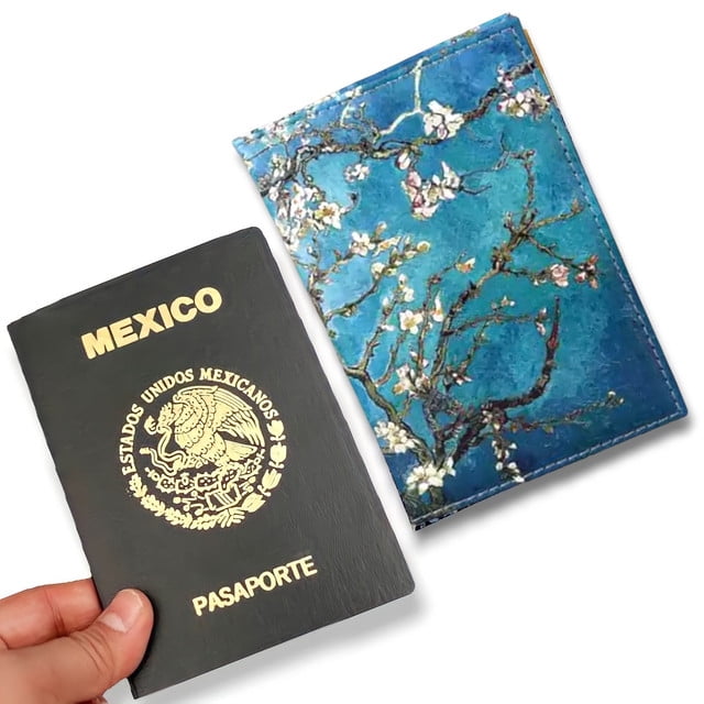 Funda portapasaporte y visa, de piel sintética. Diseño: La noche estrellada y Almendro en Flor, Van Gogh. Mamá Pulpo Porta pasaporte
