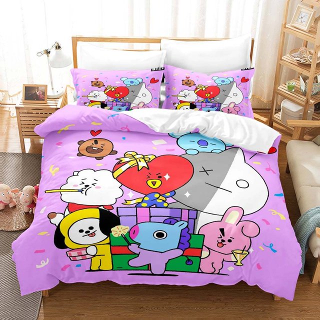 ns4 bts bt21 2 en 1 juego de fundas de edredón de tamaño individual sábana de cama dormitorio cómodo lavable funda de almohada s 140x210cm: vista frontal centrada de funda nórdica 140x210cm y funda de almohada 50x75cm con estampado BT21 sobre fondo lila; varios personajes caricatura en colores planos sobre regalos, costura visible en el borde, colocada en cama individual con cabecera de madera y mesitas; adecuada como ropa de cama lavable para cuarto juvenil.