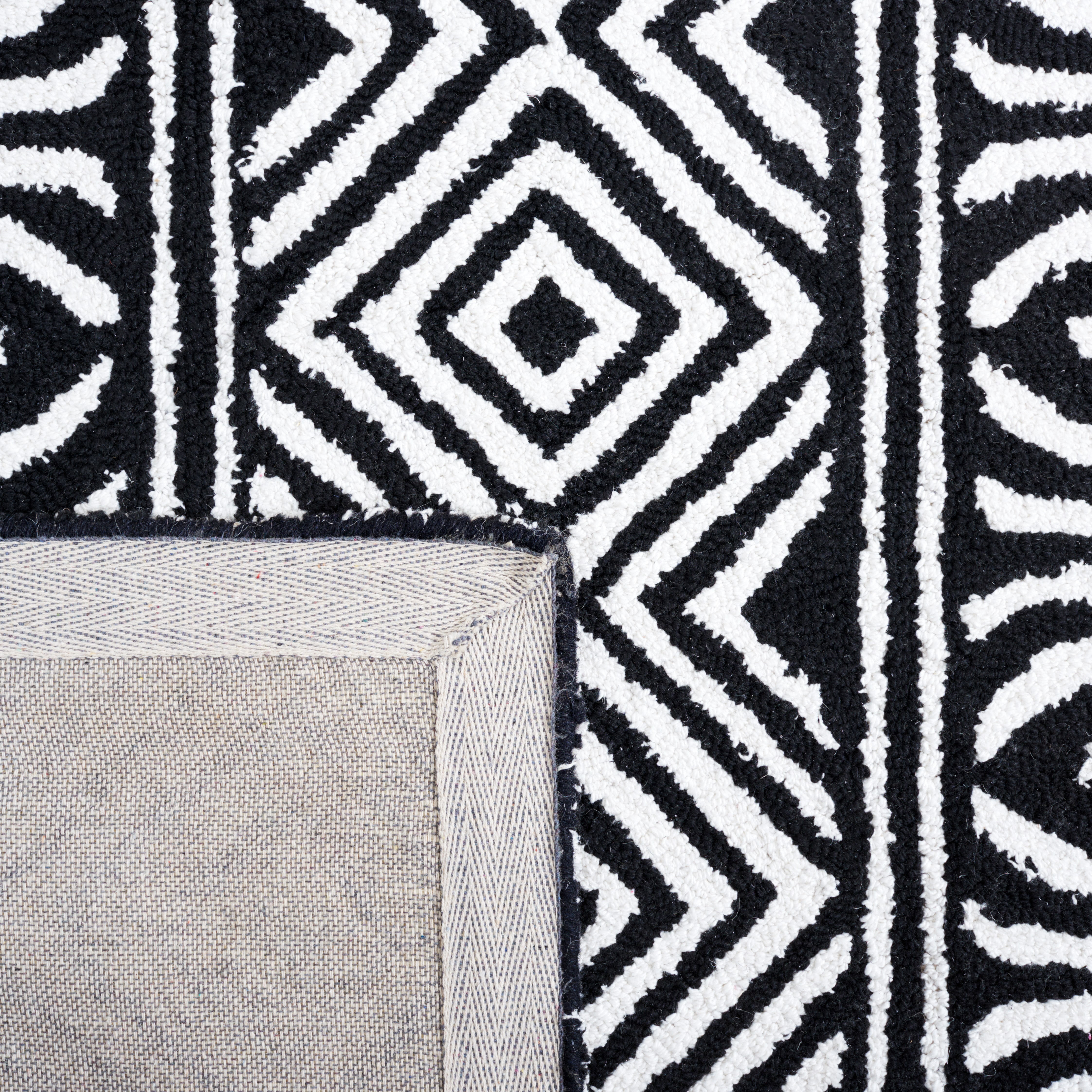 SAFAVIEH Capri Lucina Southwestern Area Rug, Ivory/Black, 5' x 8'