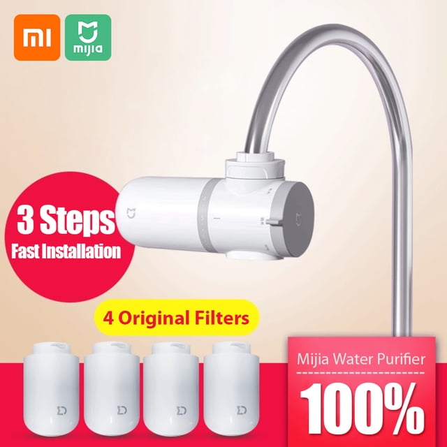 mijia tap water purifier mul11 filtro de agua para la cocina blanco, vista 3/4 frontal montado en grifo; cuerpo cilíndrico blanco con anillo giratorio de modos, ventana visible para monitorear el filtro y logo Xiaomi; cuatro cartuchos de repuesto alineados en primer plano y grifo de acero curvo al fondo; a menudo usado para filtrar agua de cocina y adecuado para oficinas pequeñas.