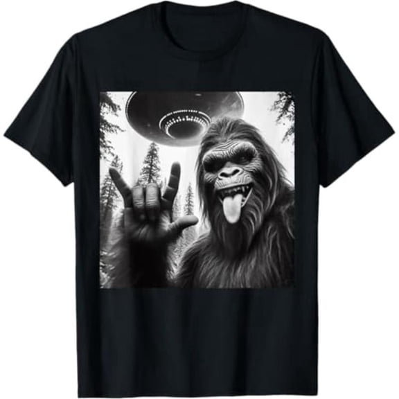 short sleeve shirt Funny Sasquatch Bigfoot Rock On Selfie With UFO Alien T-Shirt