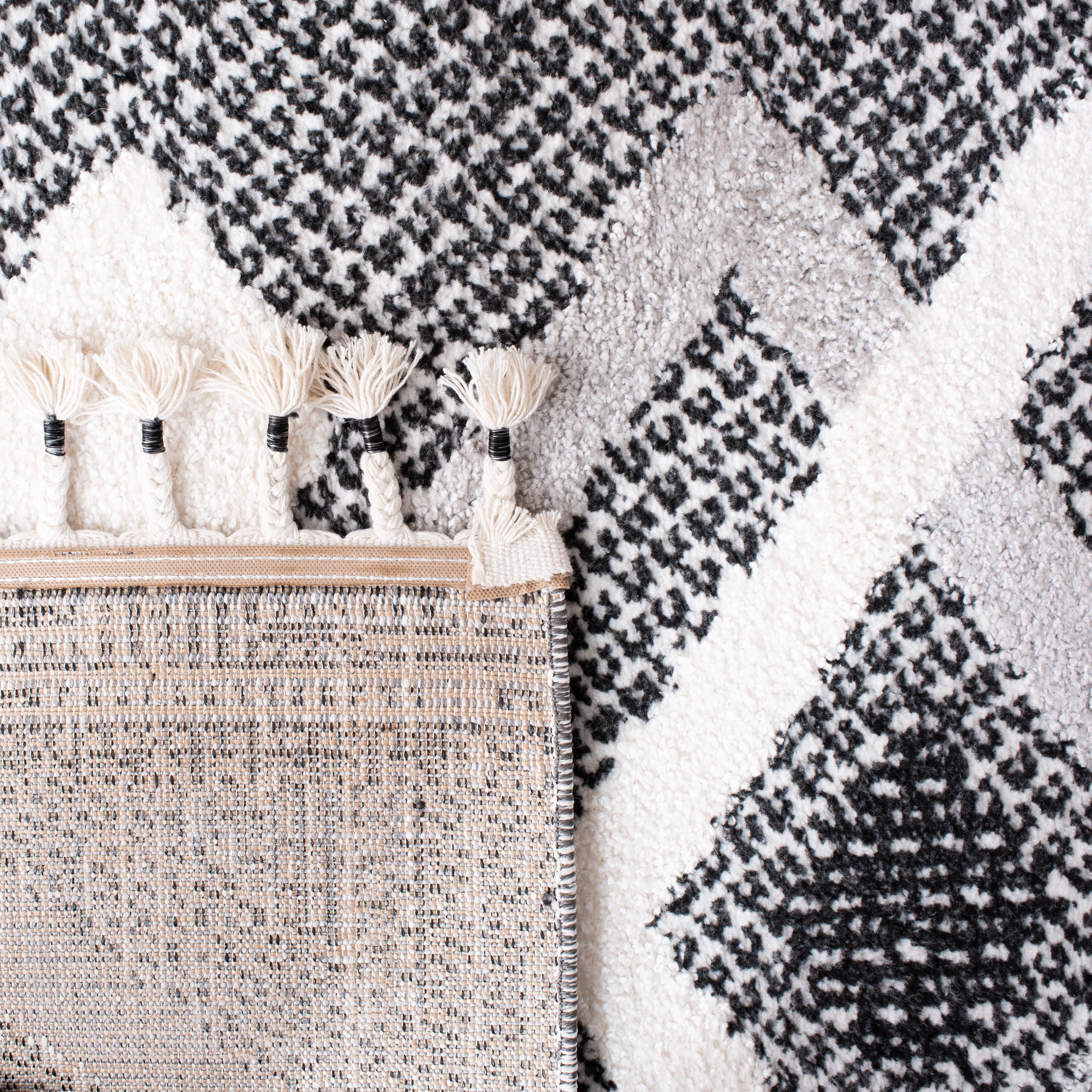 SAFAVIEH Moroccan Tassel Reanna Southwestern Shag Area Rug, Ivory/Black, 4'5" x 6'5"