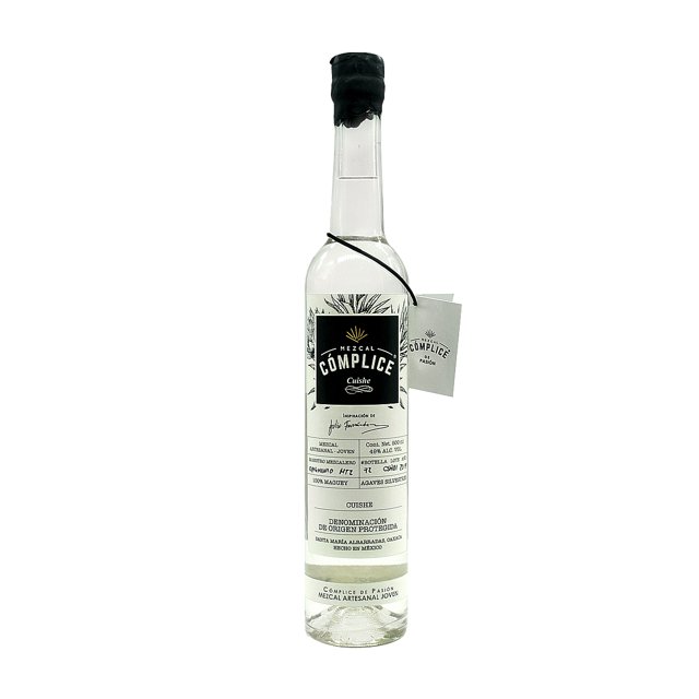 mezcal cuishe botella de Mezcal Complice, vista frontal centrada de botella alta y delgada con etiqueta negra y blanca, sello de cera negra y colgante de papel. Agave Karwinskii, 12 años; origen San Juan del Río, Tlacolula, Oaxaca. Aromas a agave cocido, resina y aceituna; sabores secos e intensos, herbales, minerales y chocolate. Maridaje sugerido con carnes blancas y quesos frescos.