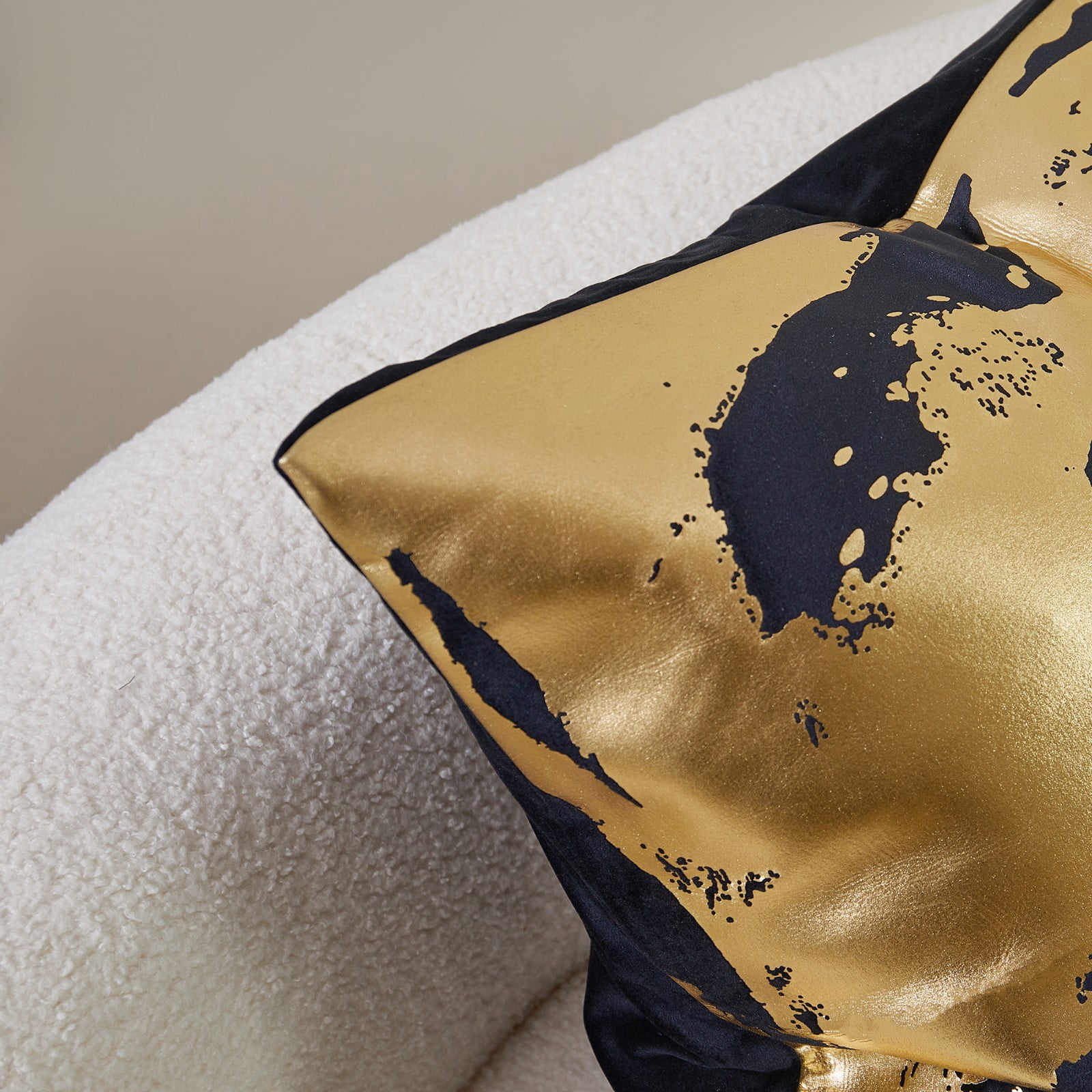 THE-TINOART Modern Luxury Abstract Velvet Throw Pillow Cover 22x22 Inch Set of 1 Contemporary Foiled Black and Gold Decorative Couch Pillow Case for Sofa Cushion Living Room Bedroom