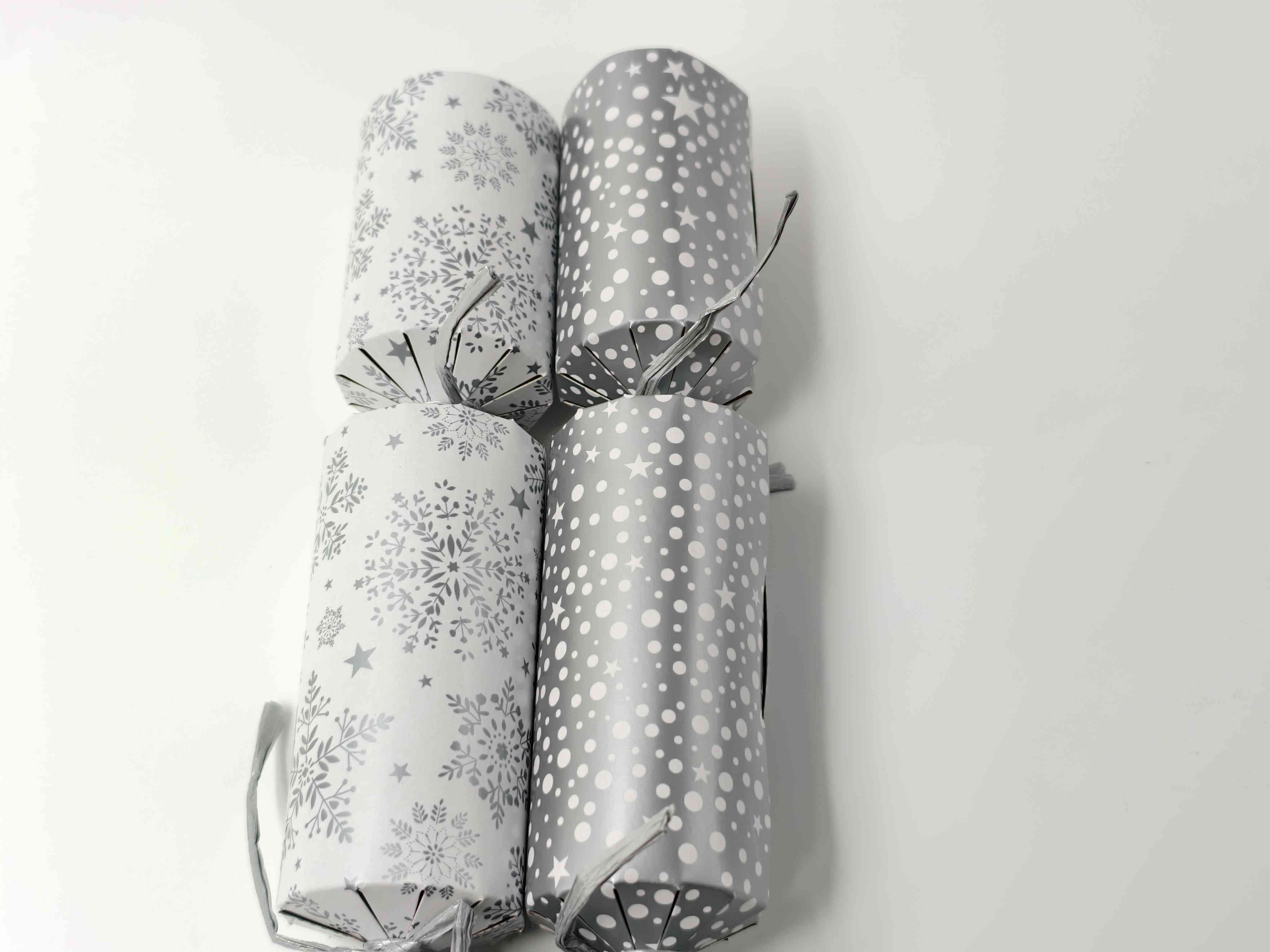 Lot de 12 crackers de Noël familiaux Holiday Time, motif flocons de neige argentés, multicolore HOLIDAY TIME PL 12PK FAM CRA SILVER