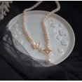 thumbnail image 2 of Collar de perlas naturales, cadena de clavícula de mariposa de alta gama, colgante retro de fragancia pequeña, accesorio de joyería, 2 of 5