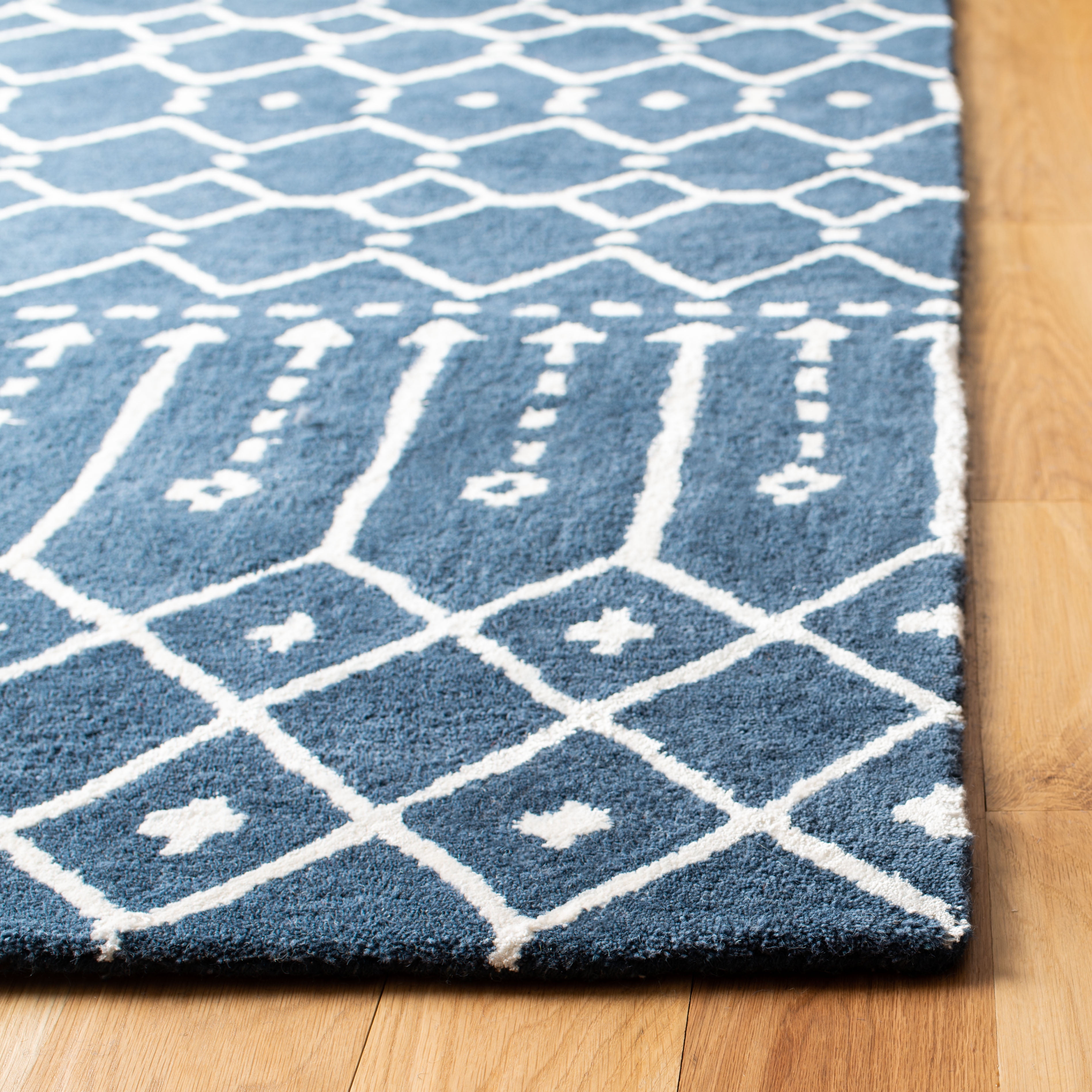 SAFAVIEH Himalaya Darin Geometric Wool Area Rug, Navy/Ivory, 6' x 9'
