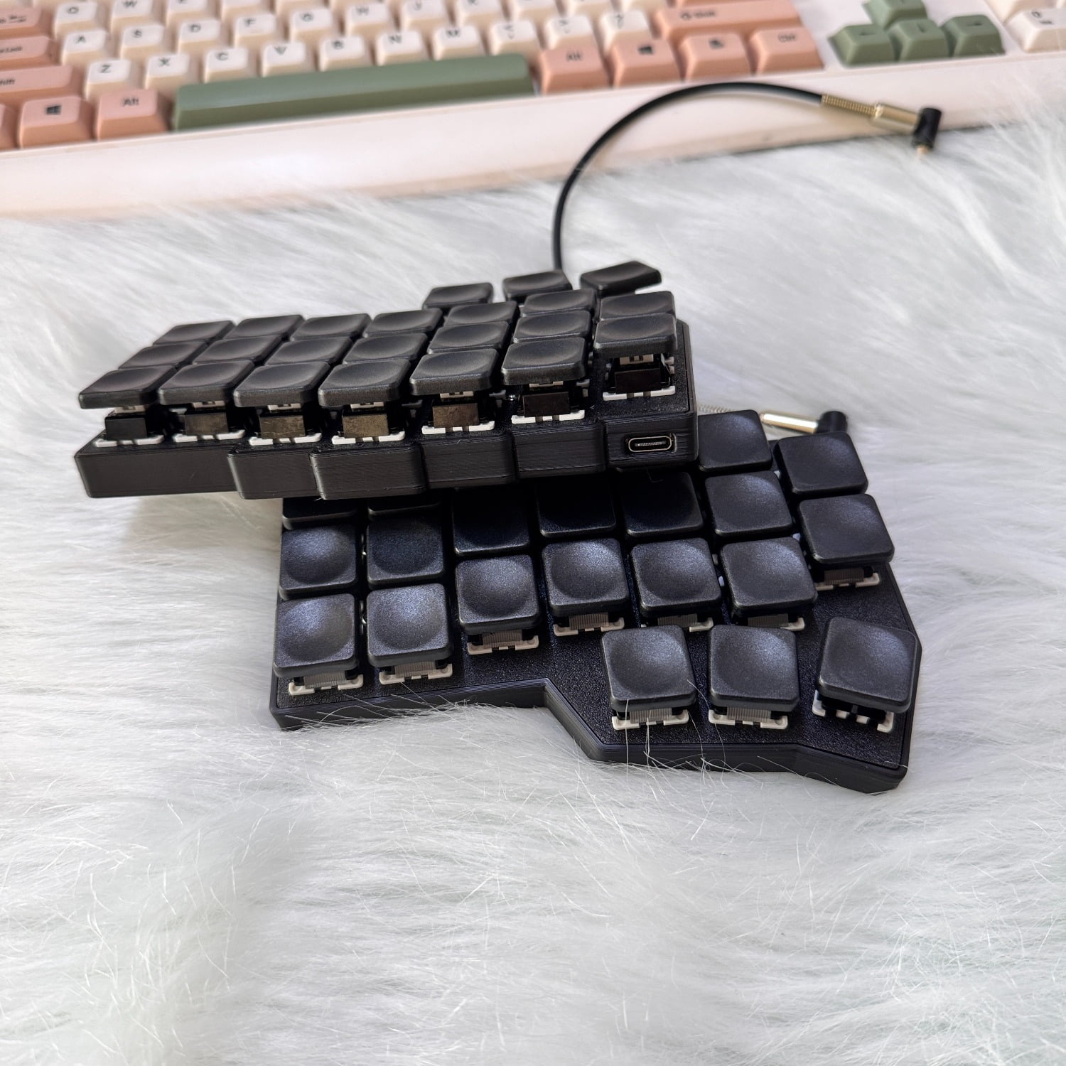 Corne V4 Split Ergonomic Mechanical Keyboard with Low-Profile Keycaps, Hot-Swappable PCB and QMK/VIA Programmable RGB