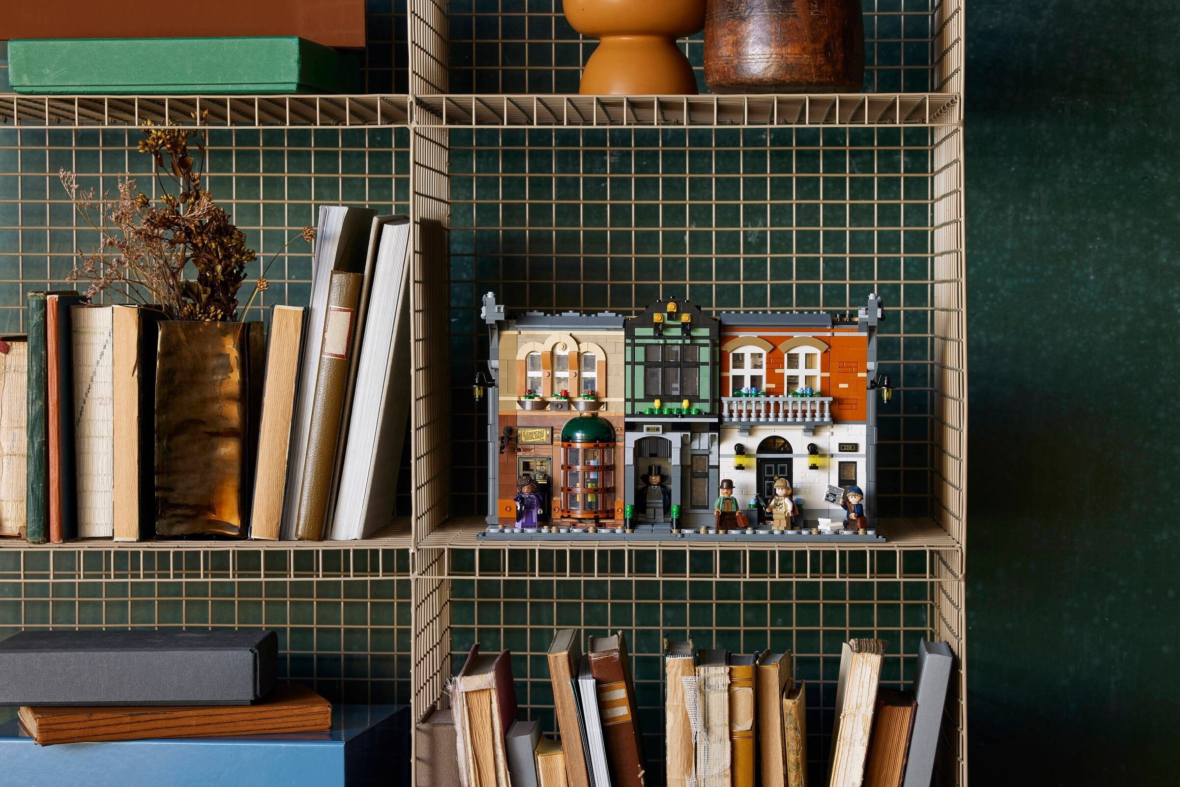 LEGO Icons Sherlock Holmes Book Nook 10351 Building Set – Victorian London Bookshelf Display with Minifigures, Collectible Literary Decor Model for Adults