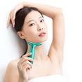 thumbnail image 2 of Appareil Cosmétique Régénérant pour le Visage et le Cou, Soulève et Raffermit la Peau Affaissée, Basé sur une triple action LED, Technologie de Chaleur et de vibration pour une Apparence Éclatante (Blanc), 2 of 5