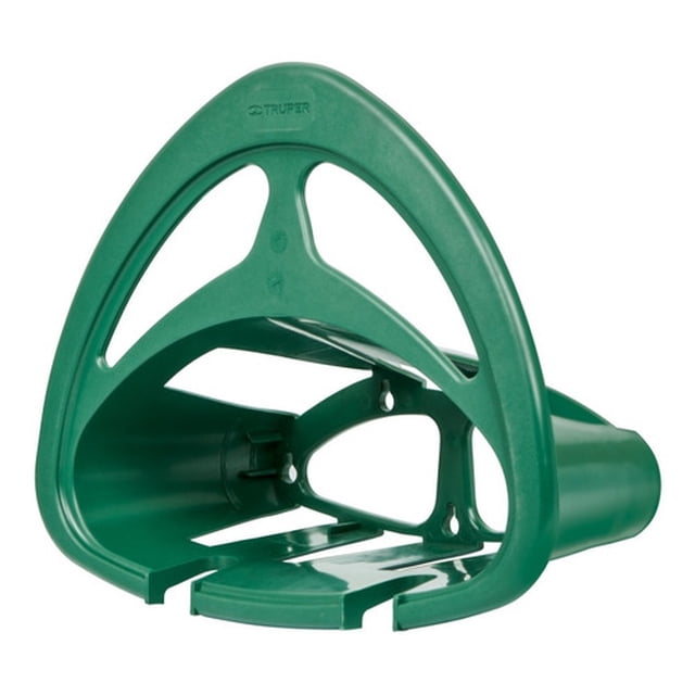 verdeportamanguera plastico verde truper 10638 portamanguera de polipropileno para fijar a pared, vista frontal 3/4; estructura triangular abierta con ranuras internas y acabado liso verde, ancho 266 mm, alto 327 mm, capacidad 25 m de manguera y soporte hasta 8 kg. También suele usarse para mantener mangueras de jardín ordenadas en cobertizos.