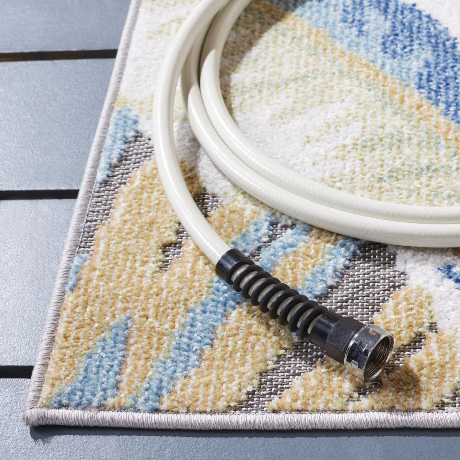 SAFAVIEH Sarasota Olivia Floral Indoor/Outdoor Area Rug