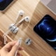 thumbnail image 4 of Organizadores de cables de escritorio grises (juego de 5) - Clips de silicona adhesivos fijos para cables, almacenamiento de cables para cargador, mouse, auriculares y teléfono., 4 of 5