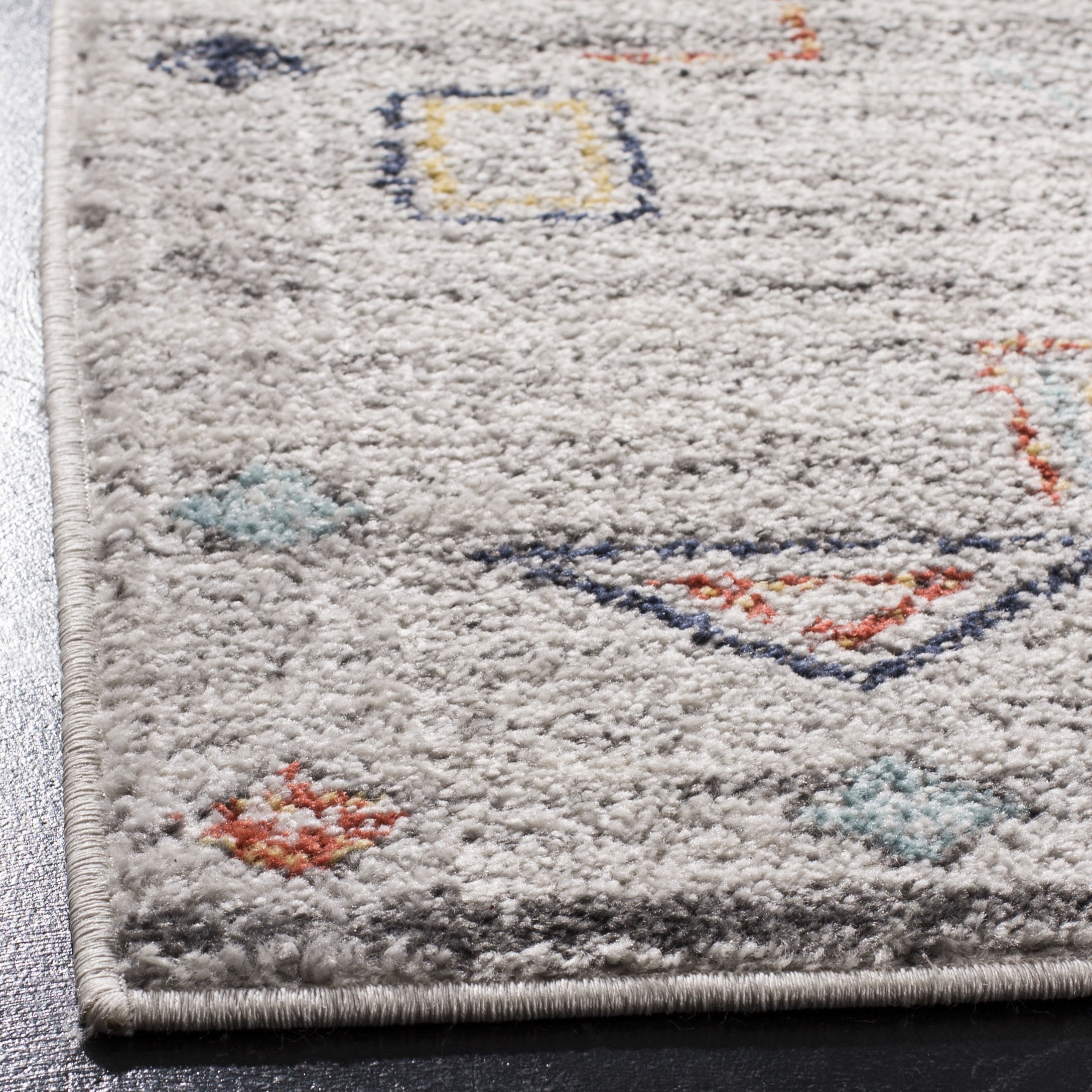 SAFAVIEH Adirondack Lesleigh Geometric Area Rug, Light Grey/Red, 4' x 6'