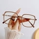 thumbnail image 3 of Gafas anti-luz azul, montura de café esmerilado, montura elegante, cara lisa, foto de calle, gafas lisas, gafas para miopía, 3 of 4