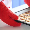thumbnail image 5 of Un par de guantes de cocina antideslizantes de color verde hierba (un juego de 2 piezas) que se utilizan para cocinar, hornear y asar tapetes aislantes del calor. oso de fresa Electrónica, 5 of 5