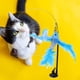 thumbnail image 5 of Juguete interactivo de plumas para mascotas, varita de juguete larga con ventosas, divertido palo para gatos Pez volador azul, 5 of 9