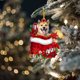 thumbnail image 3 of pstuiky Preciosa etiqueta navideña con flores y perro, adornos navideños, colgante para árbol de Navidad, decoración de árbol de Navidad estilo cabaña, árbol de Navidad verde, 3 of 4