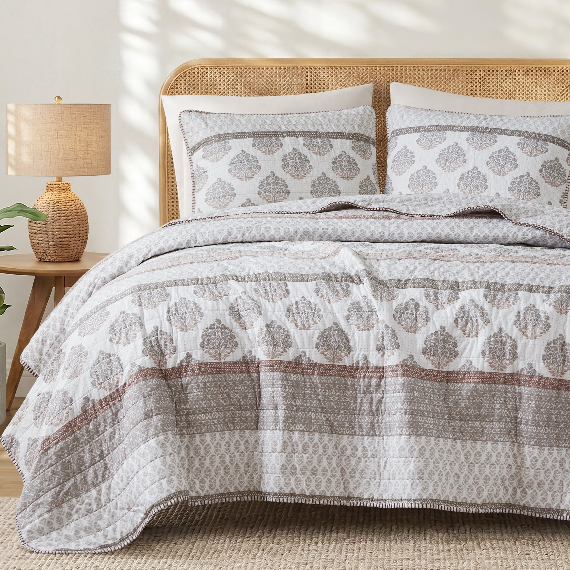 King Cal King 100% Cotton Quilt Set with Medallion Block-Print Design, 2" Channel Quilting, Lightweight All-Season Bedspread with Blanket Stitch, Prewashed for Softness