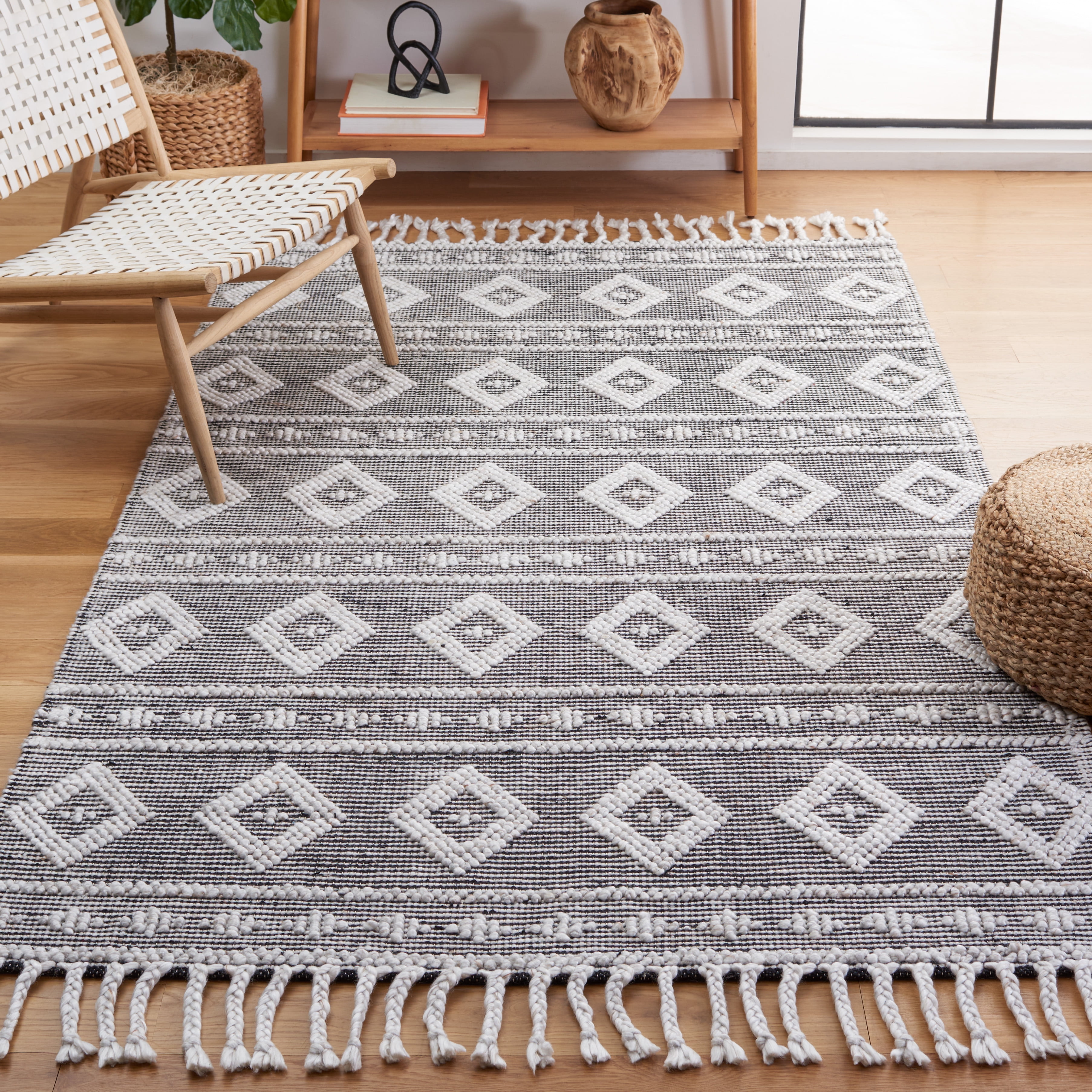 SAFAVIEH Natura Darell Southwestern Area Rug, Silver, 5' x 8'