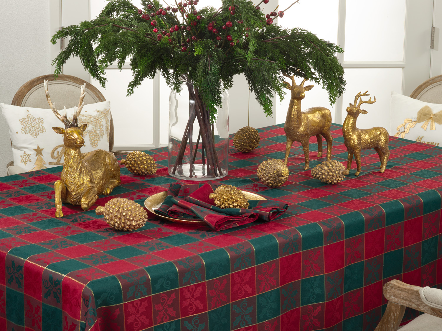Royal de Noel Classic Plaid Holiday Square Tablecloth 5 Sizes Red