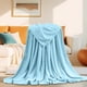 thumbnail image 4 of Toalla de baño de franela de 100 x 140 cm | Manta de felpa suave | Manta de yoga ligera, cálida y mullida | Forro polar reversible y acogedor para uso en interiores y exteriores | Regalo de Navi, 4 of 5