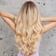 thumbnail image 3 of Pelucas rubias degradadas rizadas con flequillo para mujer, cabello sintético Natural, largo y ondulado, suave y cómodo, resistente al calor, para fiesta, 3 of 4