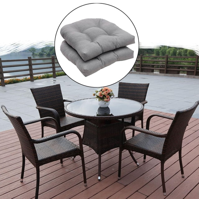 cojín de asiento de mimbre con mechones, 19 "x 19" par de cojines reversibles gris claro, vista frontal centrada de dos cojines apilados con mechones y bordes redondeados; poliéster resistente a la decoloración y relleno de fibra de poliéster, tamaño 19 x 19 pulgadas (48 x 48 cm). Contexto: inset muestra los cojines sobre sillas de mimbre en conjunto de comedor de patio sobre terraza de madera; adecuados como almohadilla para silla de jardín o cocina al aire libre.