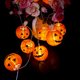 thumbnail image 4 of Luces de cadena de calabaza de Halloween 30 luces de hadas LED Luces de linterna luminiscentes 3D para decoraciones de fiesta de Halloween 6.5 metros 30 luces solares JAMW Sencillez, 4 of 5