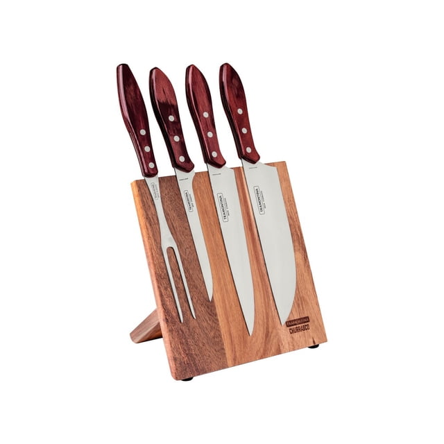 juego de cuchillos tramontina polywood 5 piezas Set vertical sobre base de madera con cuatro cuchillos de acero inoxidable y un tenedor de trinchar; mangos remachados color madera rojiza de diseño ergonómico, hojas con tratamiento térmico visibles y logo Tramontina en la base; ideal para carnes asadas y adecuado para uso en exteriores por resistencia a la intemperie y humedad.