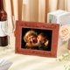 thumbnail image 5 of Para el mundo eres una abuela, pero para nuestra familia eres el mundo Marco de fotos de cuero grabado Marco de 5 x 7 pulgadas Marco de fotos rectangular marrón para colgar o de mesa para mamá Regalo, 5 of 6