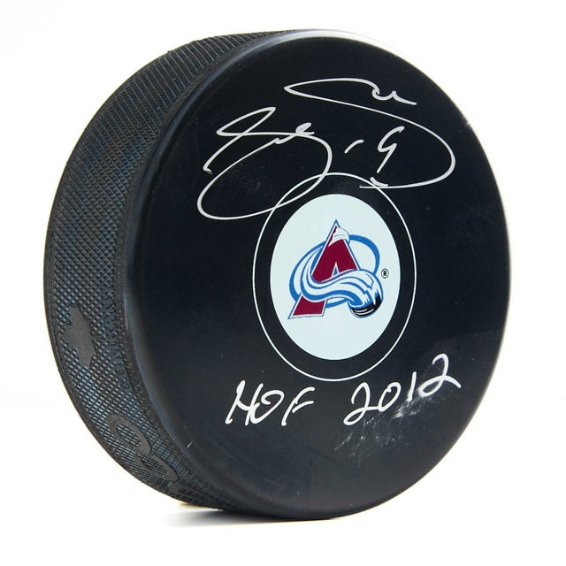 Joe Sakic Rondelle de Hockey Avalanche du Colorado Autographiée avec Note HOF