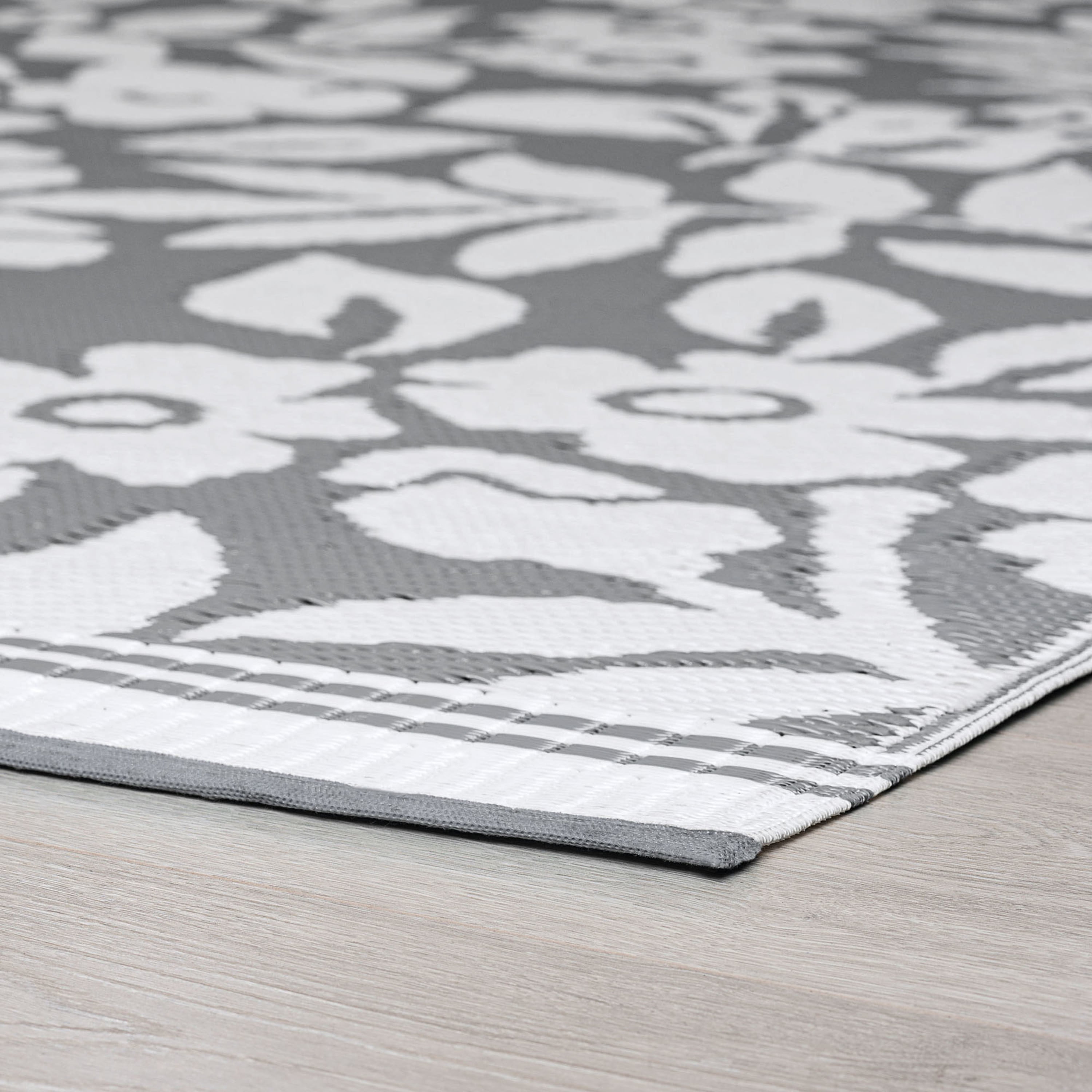 5x7 Reversible Gray and White Polypropylene Outdoor Floral Area Rug